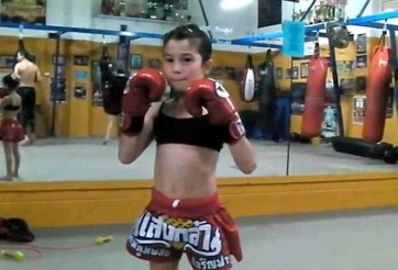 Video muay Thái: Bé gái hạ knock out đối thủ nam giới